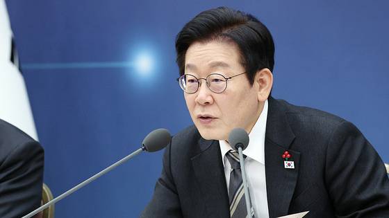 이재명 대통령이 12일 세종시 정부세종컨벤션센터에서 열린 '교육이 이끄는 동반성장, 민생을 뒷바침하는 법제' 교육부, 국가교육위원회, 법제처 업무보고에서 발언을 하고 있다. 대통령실사진기자단