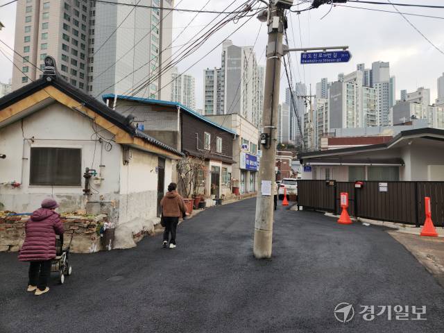 14일 오후 인천 동구 송현동 한 이면도로에 한복판에 전봇대가 서 있다. 황남건기자