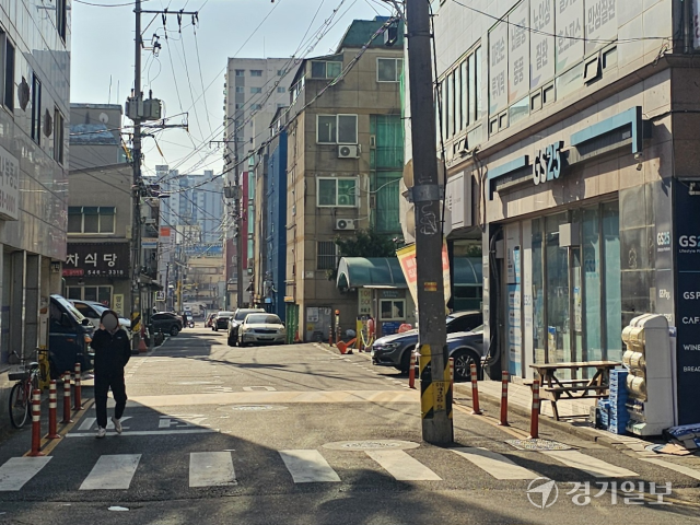 14일 오후 인천 계양구 작전동 한 이면도로에 전봇대가 서 있다. 황남건기자