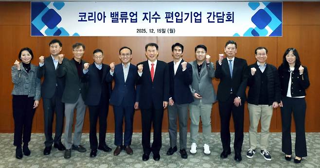 코리아 밸류업 지수 편입기업 간담회에 참석한 정은보 한국거래소 이사장(앞줄 왼쪽 여섯번째)과 상장기업 임원들이 파이팅을 외치며 기념촬영을 하고 있다. /사진제공=한국거래소