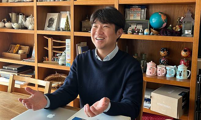 경찰청 국가수사본부가 인정하는 형사·수사·사이버 분야 ‘책임 수사관’ 3관왕을 달성한 이상훈 경남경찰청 형사기동대 2팀장(경정)이 지난 3일 인터뷰에서 수사에 대한 자신의 소신 등을 밝히고 있다.