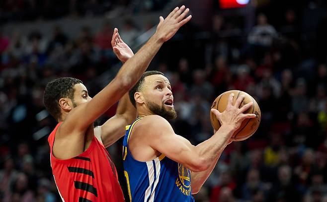 스테픈 커리(오른쪽)가 15일 미국 오리건주 포틀랜드의 모다 센터에서 열린 포틀랜드 트레일 블레이저스와의 2025~2026 미국프로농구 정규리그 원정 경기에서 슛하고 있다. 포틀랜드 | AP연합뉴스