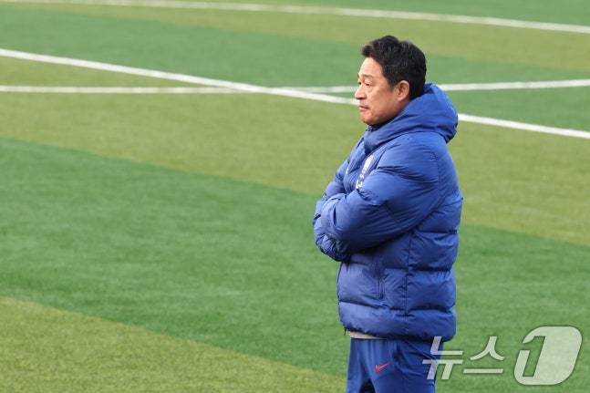 이민성 U-22 축구 국가대표팀 감독이 15일 오후 충남 천안 대한민국 축구종합센터에서 선수들의 훈련 모습을 지켜보고 있다. /사진=뉴스1