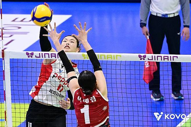 지난 9일 현대건설과의 경기에서 공격 중인 시마무라. KOVO 제공