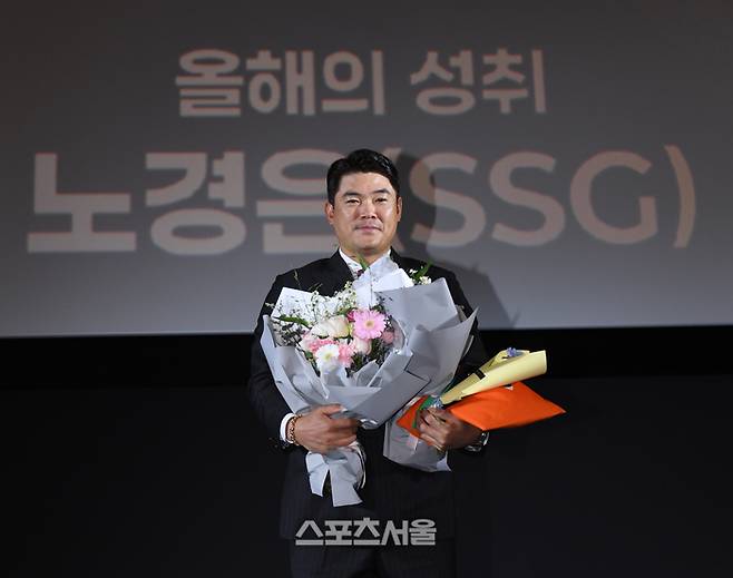 SSG 노경은이 4일 서울 영등포구 타임스퀘어 CGV 영등포 스크린X관에서 열린 ‘제39회 스포츠서울 올해의 상’에서 올해의 성취상을 수상한 뒤 기념촬영을 하고 있다. 영등포 | 박진업 기자 upandup@sportsseoul.com
