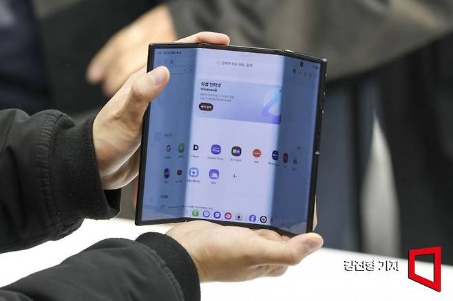 2일 서울 서초구 삼성 강남에서 열린 삼성전자 폴더블폰 '갤럭시Z 트라이폴드 공개 미디어 브리핑'에서 취재진이 제품을 체험하고 있다. 2025.12.2 강진형 기자