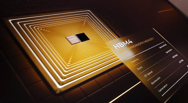 서울 강남구 코엑스에서 열린 제27회 반도체 대전(SEDEX 2025)에서 SK하이닉스의 HBM4 실물이 공개되고 있다./뉴스1