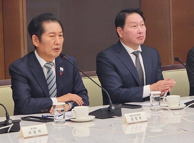 정청래 더불어민주당 대표(왼쪽)가 16일 서울 중구 대한상공회의소에서 열린 ‘더불어민주당-대한상공회의소 정책간담회’에 참석해 인사말을 하고 있다. 오른쪽은 최태원 대한상공회의소 회장.ⓒ데일리안 백서원 기자