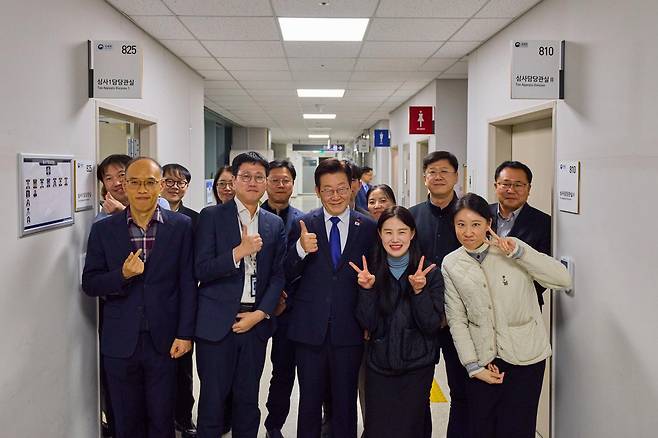 이재명 대통령이 16일 세종시에서 진행된 부처 업무보고를 마친 뒤 국세청을 방문해 직원들을 기념촬영을 하고 있다. 2025.12.16/대통령실 제공