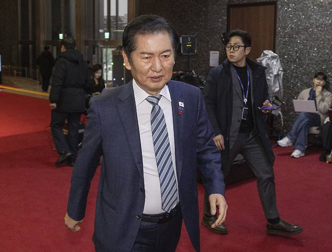 정청래 더불어민주당 대표가 16일 국회에서 열린 민주당 의원총회에 입장하고 있다. 연합뉴스