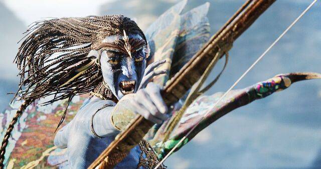 제임스 카메론 감독의 영화 ‘아바타: 불과 재’에서 나비족 전사 네이티리가 활시위를 당기는 모습. 혁신적 비주얼로 글로벌 신드롬을 일으킨 시리즈의 첫 작품 ‘아바타’(2009)는 전 세계 흥행 수익 29억 달러를 넘기며 16년째 글로벌 흥행 1위를 지키고 있다. 월트디즈니 컴퍼니 코리아 제공