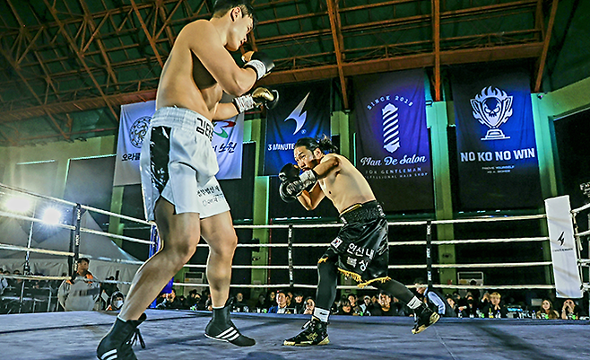 김태광이 2025년 12월 서울특별시 노원구 육사체육관 사단법인 한국복싱커미션 KBM 헤비급 챔피언결정전에서 이선행을 상대하고 있다. 사진=FINAL FLASH 박종혁 작가 제공