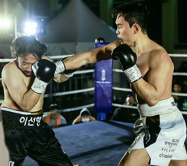 김태광이 2025년 12월 서울특별시 노원구 육사체육관 사단법인 한국복싱커미션 KBM 헤비급 챔피언결정전에서 이선행을 공격하고 있다. 사진=FINAL FLASH 박종혁 작가 제공