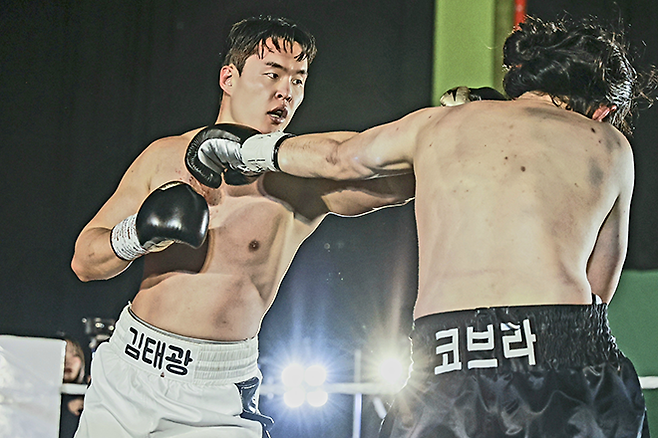 김태광이 2025년 12월 서울특별시 노원구 육사체육관 사단법인 한국복싱커미션 KBM 헤비급 챔피언결정전에서 이선행을 공격하고 있다. 사진=FINAL FLASH 박종혁 작가 제공
