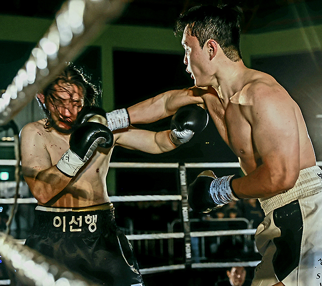 김태광이 2025년 12월 서울특별시 노원구 육사체육관 사단법인 한국복싱커미션 KBM 헤비급 챔피언결정전에서 이선행을 공격하고 있다. 사진=FINAL FLASH 박종혁 작가 제공