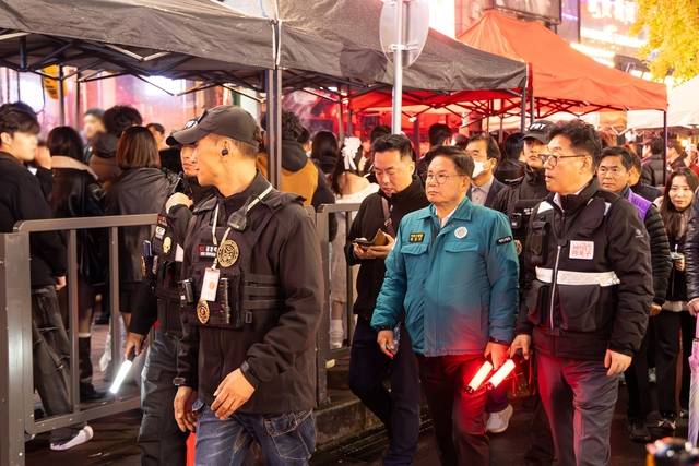 올해 핼러윈데이 인파 밀집에 대비해 안전관리를 펼치고 있는 박강수 마포구청장. 마포구청 제공