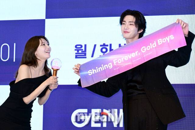 2025년 12월 16일 오후 서울 구로구 신도림 디큐브시티에서 진행된 지니TV 드라마 '아이돌아이' 제작발표회에서 최수영과 김재영이 포즈를 취하고 있다. / 곽경훈 기자 (kphoto@mydaily.co.kr)