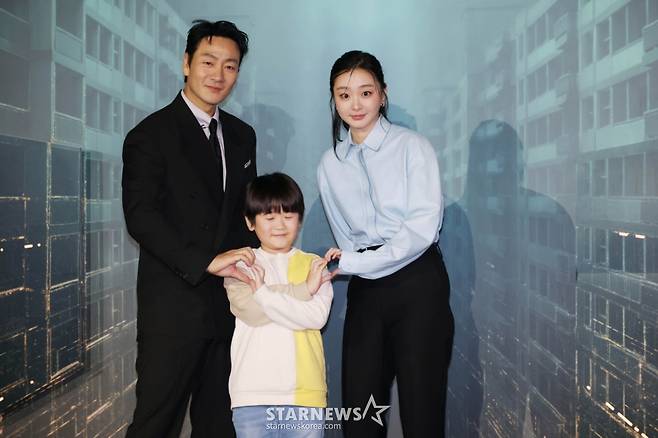 배우 박해수, 김다미, 권은성이 16일 오전 서울 CGV용산아이파크몰에서 진행된 넷플릭스 오리지널 영화 '대홍수'(감독 김병우) 제작발표회에 참석해 포즈를 취하고 있다. 대홍수가 덮친 지구의 마지막 날, 인류가 살아남을 수 있는 마지막 희망을 건 이들이 물에 잠겨가는 아파트 속에서 벌이는 사투를 그린 SF 재난 블록버스터 '대홍수'는 오는 19일 공개된다. /2025.12.19 /사진=이동훈 photoguy@