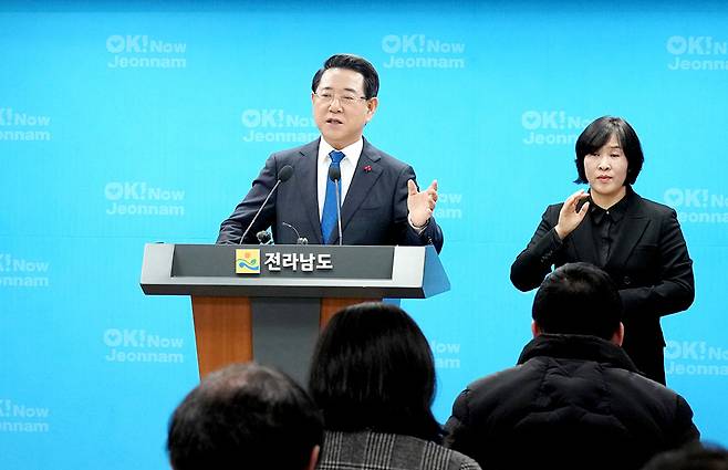 ‘광주 민간·군공항 무안 통합이전’ 문제가 정부·광주시·전남도·무안군 간 6자 협의체를 통해 합의를 이룬 가운데 김영선 광주시 통합교통국장이 17일 오후 시청 기자실에서 협의 내용과 후속 조치방안 등을 설명하고 있다. 두번째 사진은 김영록 전남지사가 같은 날 오후 도청 브리핑룸에서 6자 협의체 공동발표문에 대해 설명하고 있는 모습.<광주시·전남도 제공>