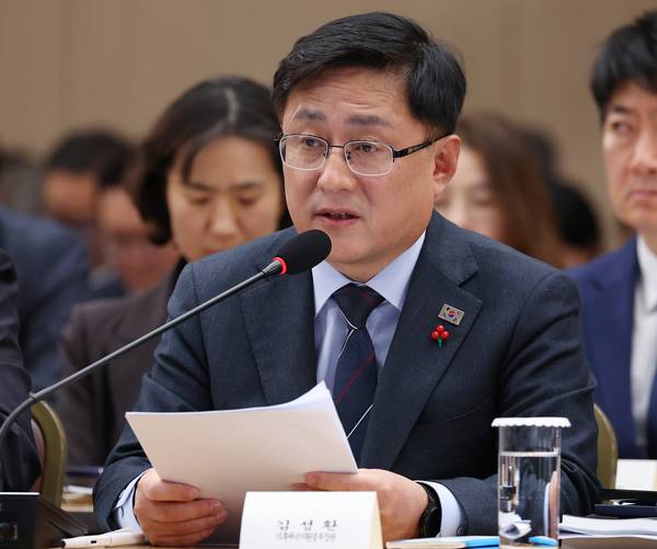 김성환 기후에너지환경부 장관이 17일 정부세종컨벤션센터에서 이재명 대통령에게 업무보고를 하고 있다. /연합뉴스