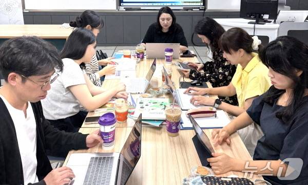 고시 외 과목 교과서인 '배움과 삶을 잇는 탐구'를 자체 개발한 전주여고 교사들.(전북교육청 제공, 재판매 및 DB 금지)/뉴스1