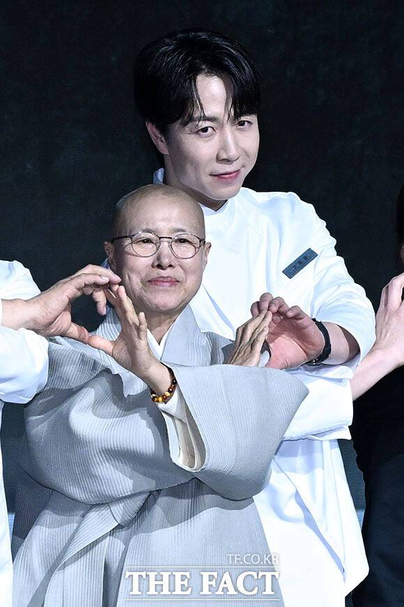 손종원 셰프의 도움으로 손하트 완성한 선재스님(왼쪽).