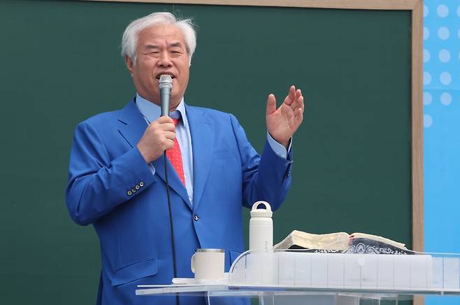 전광훈 사랑제일교회 목사가 1일 오전 서울 종로구 신문로 시의회 인근에서 열린 전국 주일 연합 예배에서 설교를 하고 있다. 2025.06.01. 뉴시스