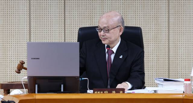 2025년 2월10일 오후 ‘윤석열 방어권 안건’이 상정된 인권위 제2차 전원위원회 개회를 앞두고 안창호 위원장이 자리에 앉아있다. 공동취재사진