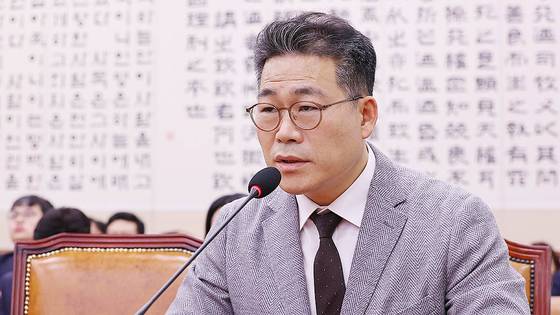 백해룡 경정이 지난 10월 27일 국회 법제사법위원회에서 열린 대검찰청 등에 대한 국정감사에서 의원들 질문에 답하고 있다. 임현동 기자