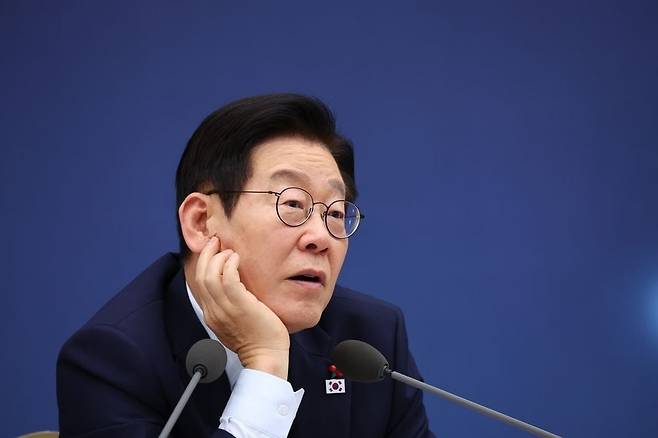 이재명 대통령이 17일 정부세종컨벤션센터에서 열린 기후에너지환경부(기상청)·원자력안전위원회 업무보고에서 발언하고 있다./연합뉴스