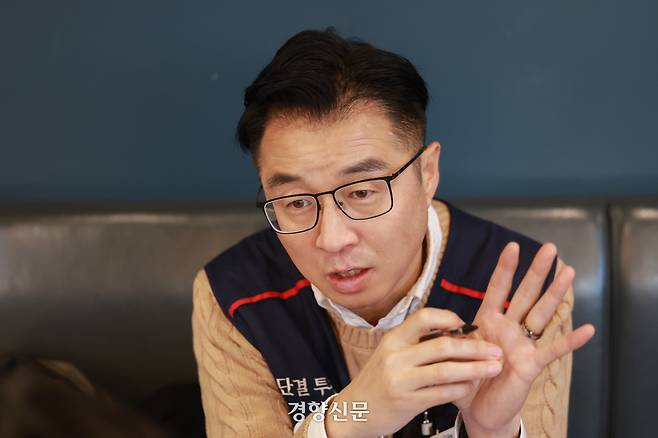 석탄발전 노동자인 공공운수노조 발전비정규직연대 한전산업개발 발전지부의 이태성 지부장이 지난 12일 서울 용산구 한 카페에서 경향신문과 인터뷰를 하고 있다. 성동훈 기자