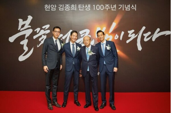 지난 2022년 ‘현암 김종희 회장 탄생 100주년 기념식’에서 김승연 한화그룹 회장이 세 아들과 기념 사진을 촬영하고 있다. (왼쪽부터) 김동선 한화갤러리아 부사장, 김동원 한화생명 사장, 김승연 회장, 김동관 한화그룹 부회장. (사진=한화그룹 제공)