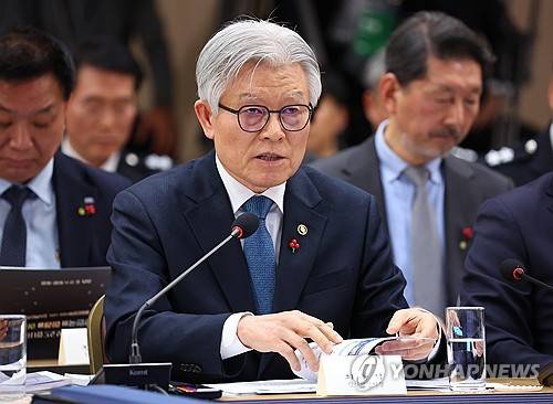 업무보고 하는 최동석 인사처장 (세종=연합뉴스) 김도훈 기자 = 최동석 인사혁신처장이 17일 정부세종컨벤션센터에서 이재명 대통령에게 업무보고를 하고 있다. 2025.12.17 superdoo82@yna.co.kr