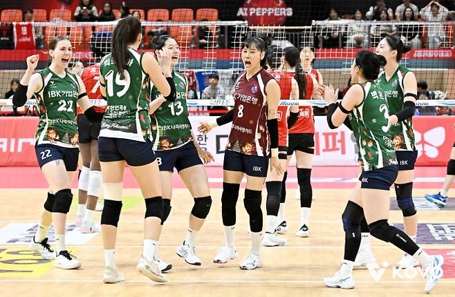 IBK 기업은행 선수들이 17일 광주 페퍼스타디움에서 열린 페퍼저축은행과의 경기에서 득점한 뒤 환호하고 있다. 한국배구연맹 제공
