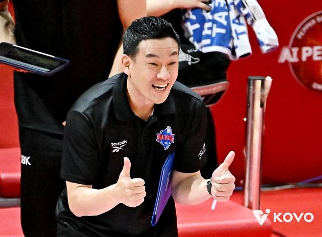 IBK기업은행 여오현 감독대행이 17일 광주 페퍼스타디움에서 열린 경기에서 ‘쌍따봉’을 날리며 선수들을 격려하고 있다.