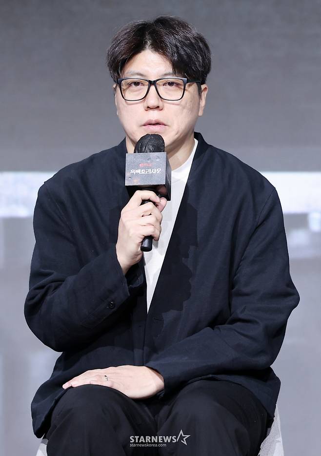 김학민 PD가 17일 서울 종로구 JW 메리어트 동대문 스퀘어 서울에서 열린 넷플릭스 예능 '흑백요리사: 요리 계급 전쟁2' 기자간담회에서 질의응답을 하고 있다. /2025.12.17 /사진=김휘선 hwijpg@