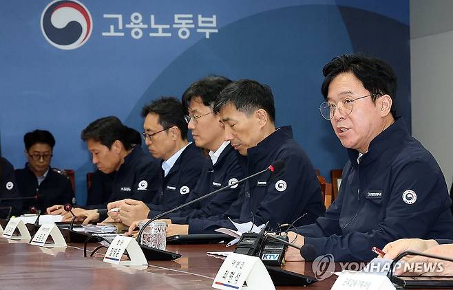 고용노동부, 산재 사망사고 감축을 위한 지방관서장 회의 (세종=연합뉴스) 배재만 기자 = 김영훈 고용노동부 장관이 30일 정부세종청사 고용노동부 소회의실에서 열린 산재 사망사고 감축을 위한 지방관서장 회의에서 발언하고 있다. 2025.9.30 scoop@yna.co.kr