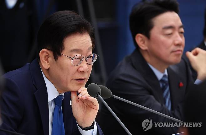 발언 듣는 이재명 대통령 (세종=연합뉴스) 김도훈 기자 = 이재명 대통령이 17일 정부세종컨벤션센터에서 열린 산업부·지식재산처·중소벤처기업부 업무보고에서 참석자 발언을 듣고 있다. 오른쪽은 강훈식 비서실장. 2025.12.17 superdoo82@yna.co.kr