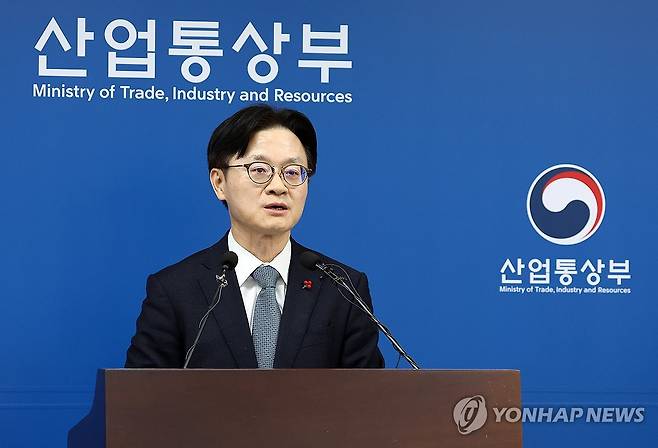 김정관 산업통상부 장관, 2026년 주요 정책 추진계획은 (세종=연합뉴스) 배재만 기자 = 김정관 산업통상부 장관이 17일 정부세종청사 산업통상부 기자실에서 2026년 주요 정책 추진계획에 관해 설명하고 있다. 2025.12.17 scoop@yna.co.kr