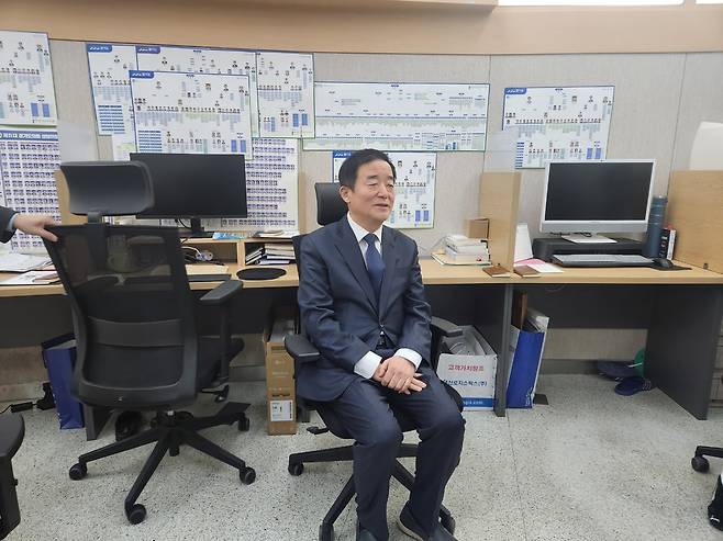 강득구(안양만안) 더불어민주당 국회의원이 18일 경기도청에서 출입기자단과 간담회를 하고 있다. 김기웅 기자 woong@kihoilbo.co.kr