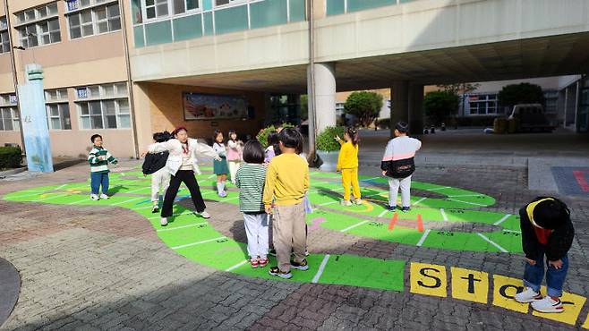 물리적 환경 조성을 위해서는 학교 내 유휴 공간을 활용한 '학교 놀잇길 조성' 사업을 6개교에서 추진해 학생들이 언제 어디서나 안전하게 놀이를 즐길 수 있는 환경을 구축했다. (사진=대전교육청 제공)