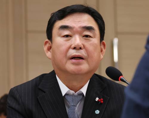 최철규 강원랜드 부사장이 17일 정부세종컨벤션센터에서 열린 산업부·지재처·중기부 업무보고에서 이재명 대통령 질문에 답하고 있다. 연합뉴스