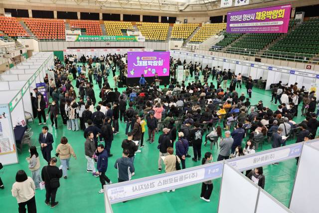 지난 10월 양산에서 열린 채용박람회에서 구직자들이 부스를 둘러보고 있다./경남신문DB/