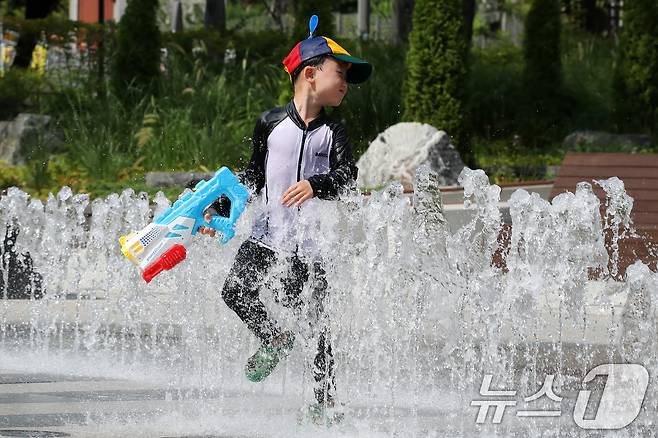 폭염이 계속된 28일 오후 대구 북구 들샘공원에서 어린이들이 물놀이를 하며 더위를 식히고 있다. 2025.8.28/뉴스1 ⓒ News1 공정식 기자