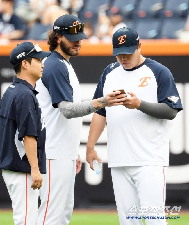 14일 대전 한화생명볼파크에서 열린 한화 이글스와 키움 히어로즈의 경기. 선발 문동주가 몸을 푸는 사이 정우주, 폰세, 류현진, 와이스가 대화를 나누고 있다. 대전=박재만 기자 pjm@sportschosun.com/2025.09.14/