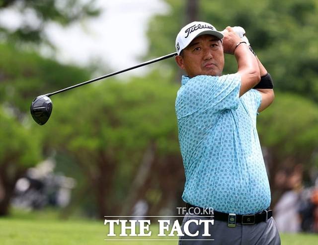 모중경이 지난 2023년 제28회 KPGA 시니어선수권대회에서 드라이버 티샷을 하고 있는 모습./KPGA