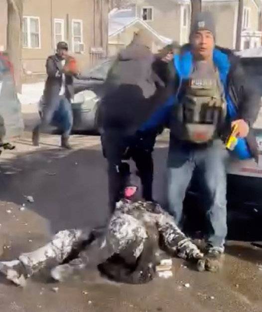 15일 미국 북부 미네소타주 미니애폴리스에서 이민세관집행국(ICE) 요원들이 불법 이민자로 추정되는 사람을 땅바닥에서 질질 끌며 연행하고 있다. 미니애폴리스=AP 뉴시스