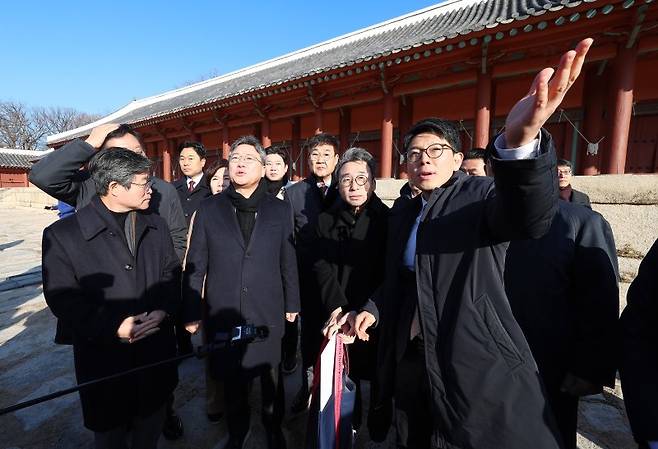 국민의힘 소속 국회 문화체육관광위원회 위원들이 '세계유산의 보존ㆍ관리 및 활용에 관한 특별법'('세계유산법') 시행령과 관련해 18일 서울 종묘를 방문, 김병민 서울시 정무부시장의 설명을 듣고 있다. 연합뉴스