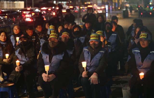 ▲ 12·29 무안공항 제주항공 여객기참사 유가족협의회가 지난 1일 서울 용산구 대통령실 앞에서 진상규명 촉구 촛불문화제를 하고 있다. 연합뉴스