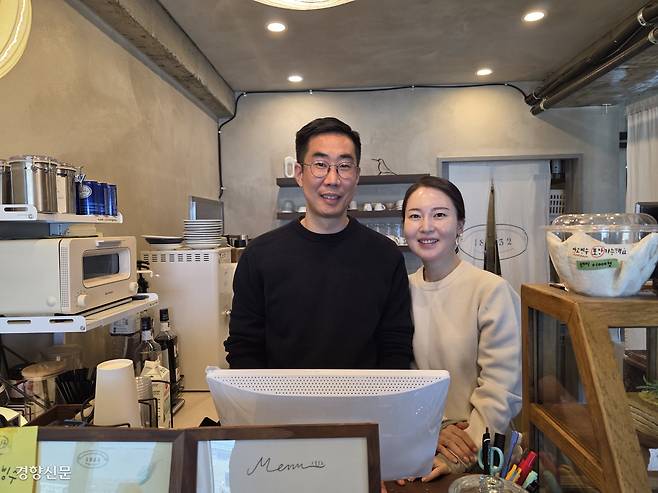 김원일(왼쪽)이 지난 17일 자신의 카페에서 아내 김보경씨와 포즈를 취하고 있다. 김포 | 황민국 기자